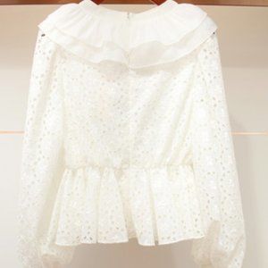 The flounce edge pulls back the waist hollow